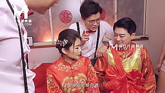 La mariée asiatique Liang Yun Fei dans une scène de mariage chaude