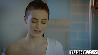 Lana Rhoades'in yüzü kovboy pozisyonunda sert sikişiyor