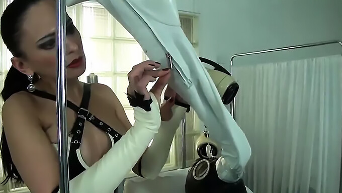 Explore o mundo do BDSM com femdom alemão de salto alto