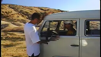 Um Grupo De Mulheres Se Satisfaz Nuas Na Praia Durante Uma Viagem.