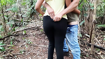 Adolescente Amateur En El Bosque Hace Una Mamada Y Se Entrega Al Analingus