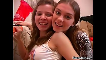 Remaja lesbian yang bermain-main memamerkan aset mereka