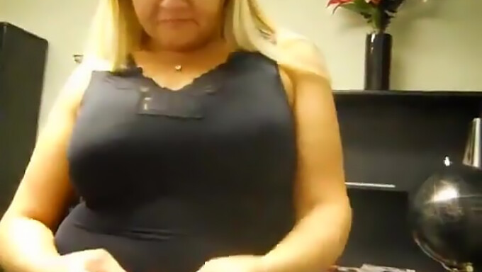 O MILF fermecătoare și adorabilă cu sâni mari și naturali pe webcam