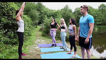 Britischer Typ Bekommt Während Outdoor-Yoga-Praxis Eine Holzige