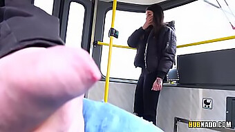 Stacy Sommers si gode uno spettacolo pubblico di masturbazione sul tram