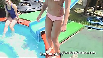 Sexo Em Grupo Ao Ar Livre Com Adolescentes Vestidos De Biquíni Perto Da Piscina