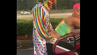 Jasamine Banks Profite D'Une Rencontre Chaude Avec Un Clown Joueur En Plein Air