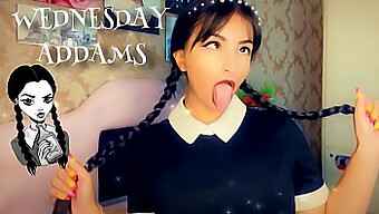 Woensdag Addams Cosplay Meisje Geeft Slordige Ahegao Deepthroat Bj