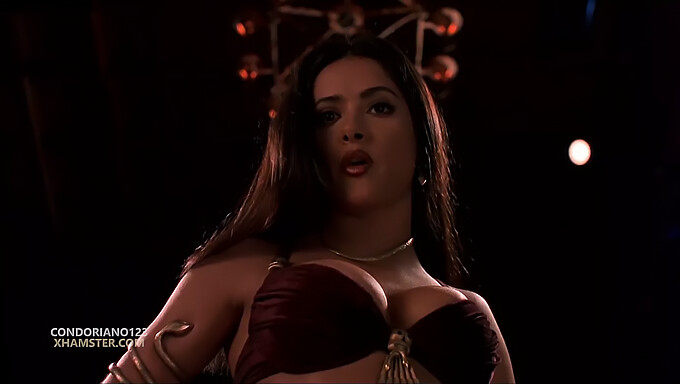 诱人的Salma Hayek穿着诱人的内衣