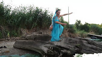 La Performance Sensuelle De La Beauté Arabe Sur La Plage Avec Des Mouvements De Danse Du Ventre