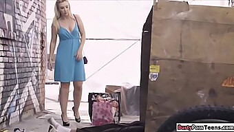 ¡Esta rubia le hace una mamada profunda a un hombre desconocido en público! ¡No te pierdas esta escena caliente!