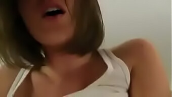 Krissy Lynn a jej horúce prsia a sexi kurva vedú k výstreku dovnútra.