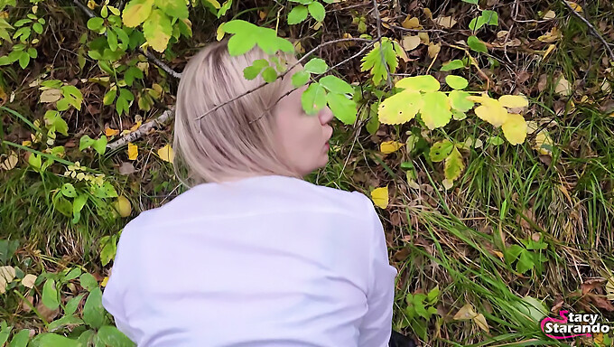 Paseo con mi hermanastra en el bosque: Un encuentro POV caliente con una impresionante chica del bosque