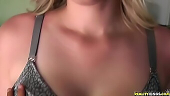 Pov Kohtaaminen Busty Blondi Antaa Street Suihin