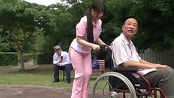 Una Enfermera Divertida Y Extraña Besa El Trasero De Su Paciente Al Aire Libre