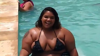 Amateur Negro Voluptuoso Con Grandes Tetas Naturales Y Un Enorme Culo De Una Piscina