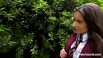 La Adolescente Anita Bellini Recibe Doble Penetración De Dos Jardineros, Tanto En Su Boca Como En Su Ano